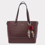 bolso-bella-detalle-logotipo-metalico