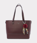 bolso-bella-detalle-logotipo-metalico