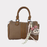cartera-marron-con-adornos-de-pasadores-de-colores